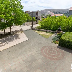 Luka Apartament Pag Town